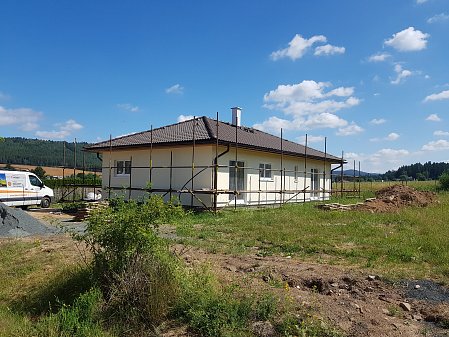 Dřevostavba bungalovu rodinného domu zateplena foukanou izolací v obci Dobřív